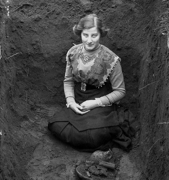 Dubbelfocus vrouw in kuil archief oude doos
